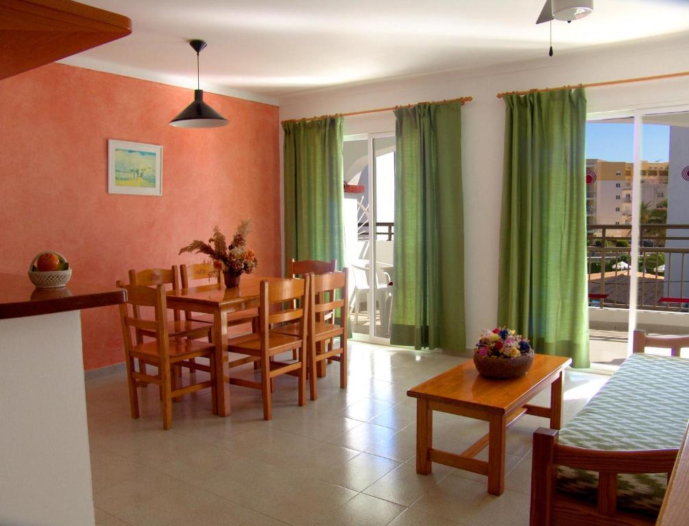 Apartamentos Playa Es Cana Bilik gambar