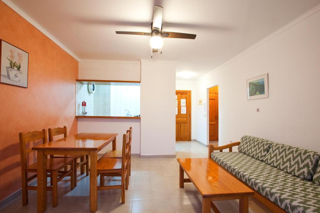 Apartamentos Playa Es Cana Bilik gambar